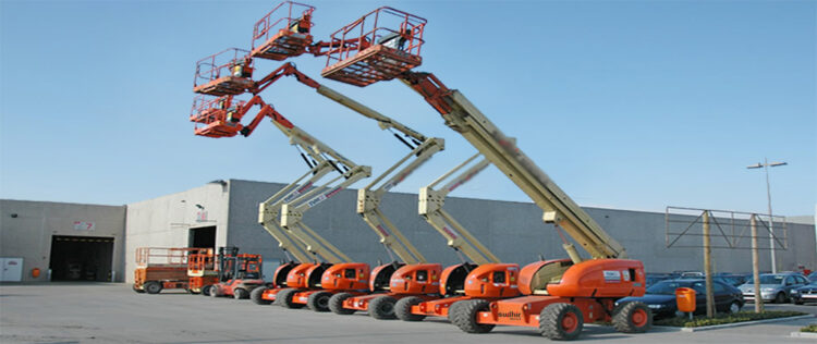 What is the Difference Between a Manlift and an Aerial Lift?