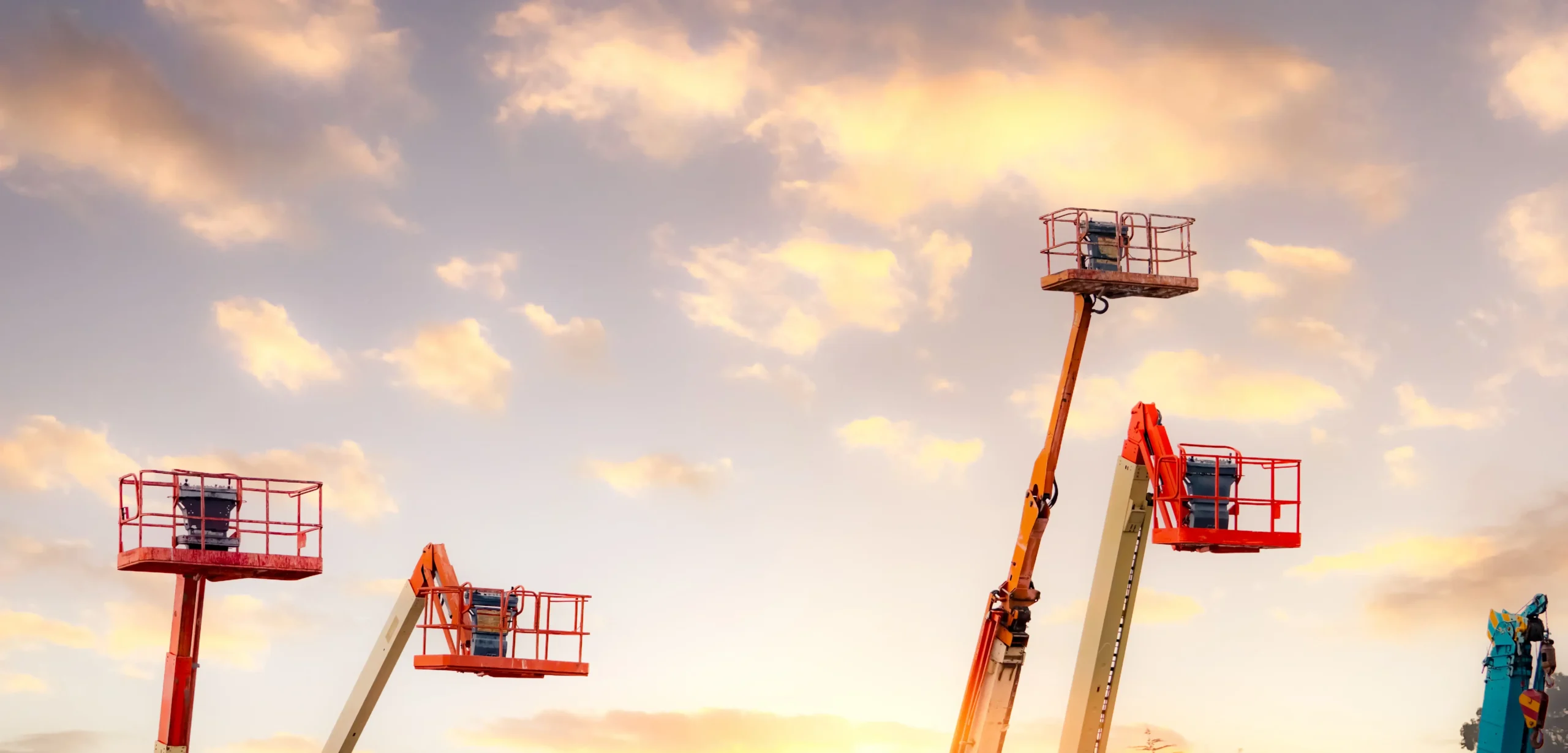 articulated-boom-lift-aerial-platform-lift-telescopic-boom-lift-against-sky-mobile-crane (1)